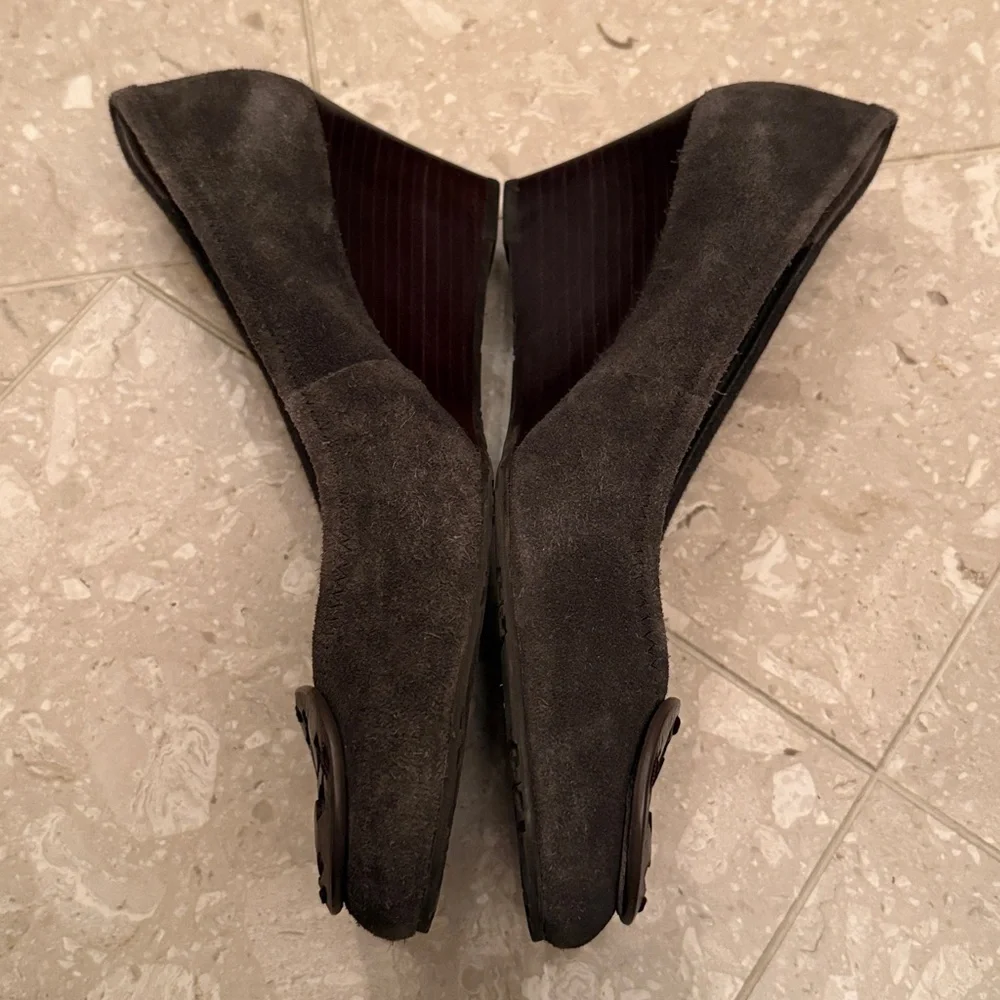 Tory Burch Sally Wedge Pumps in Gray Suede Brown Logo Size 11